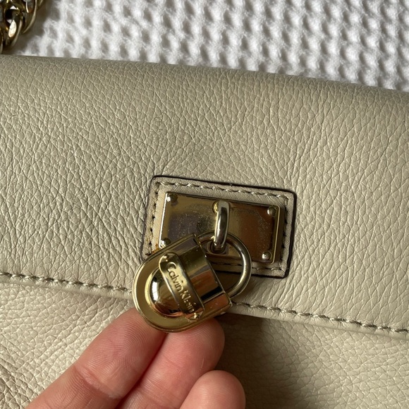 Calvin Klein Cream Crossbody Bag with Gold Chain - Picture 4 of 6